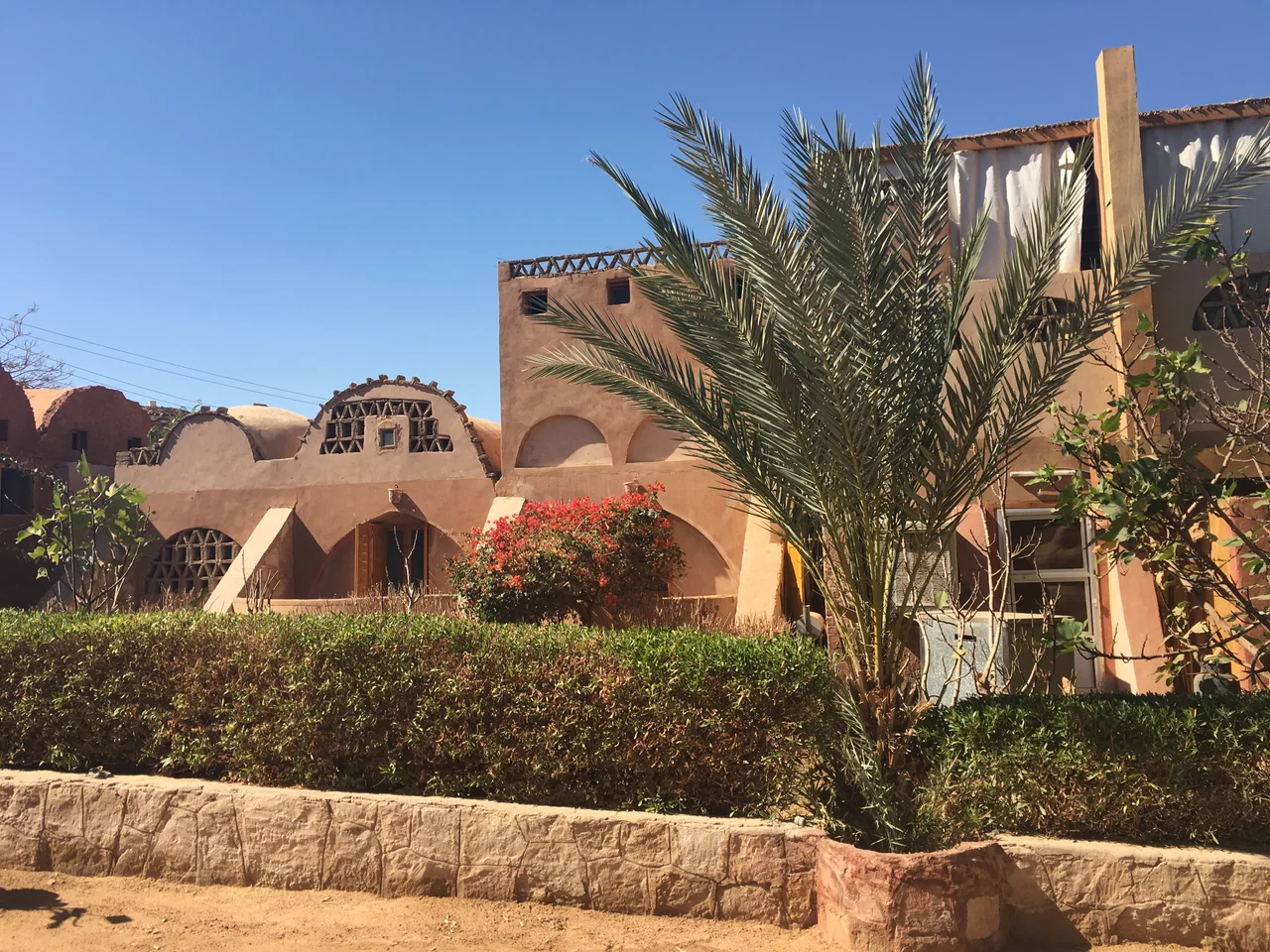 مدينة ابو سمبل السياحية - الضفة الغربية لبحيرة السد العالي ، تصوير حاتم مشير