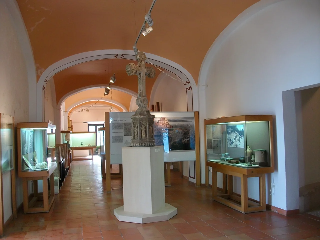 Museu Arqueològic de Dénia, ubicat al Palau del Governador del Castell.