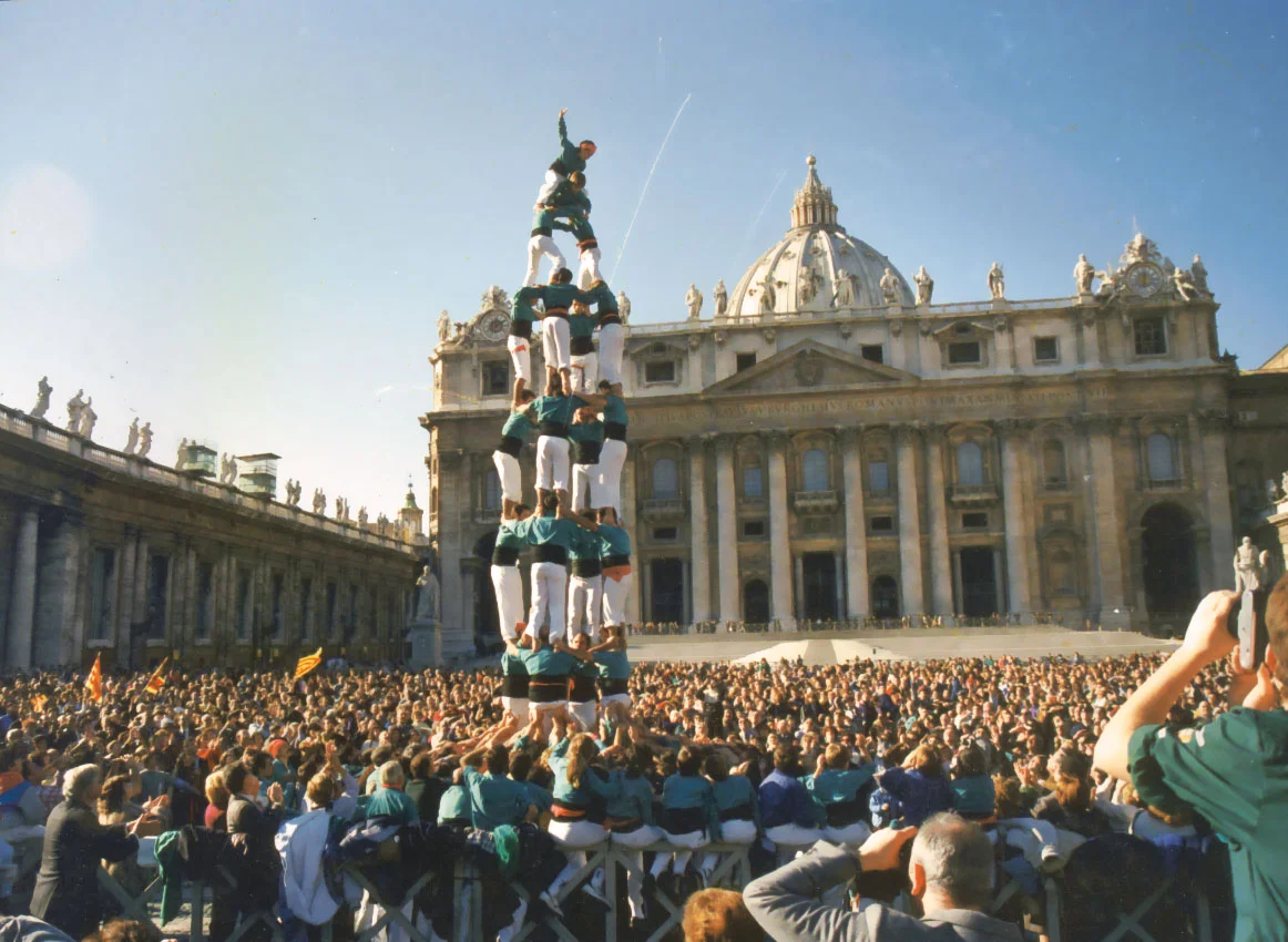Actuació dels Castellers de Vilafranca a la Ciutat del Vaticà (1988). Quatre de vuit.
