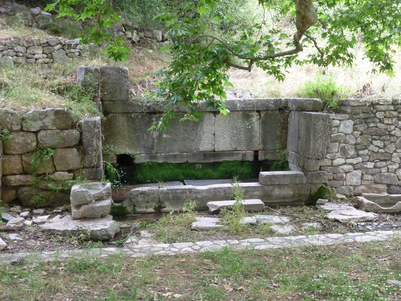 Fontaine antique à Phigaleia (Grèce)