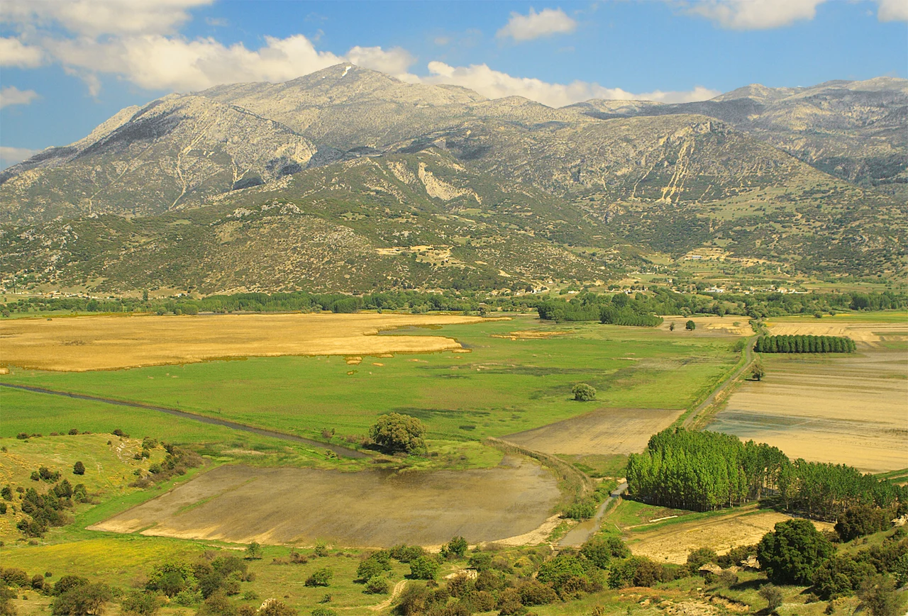 de:Stymfalia, limni / lake / See; Peloponnese, May 2006
Blickrichtung nord: Dorf Stymfalia, Ziria-Gebirge. Vordergrund: Felder noch reilweise überflutet; Wassergraben unmittelbar vor Hadrian-Tunnel, Seegrenze.
View north: Village Stymfalia, Mountain Ziria. Foreground: flooded fields, drainage trench enters Hadrin tunnel.