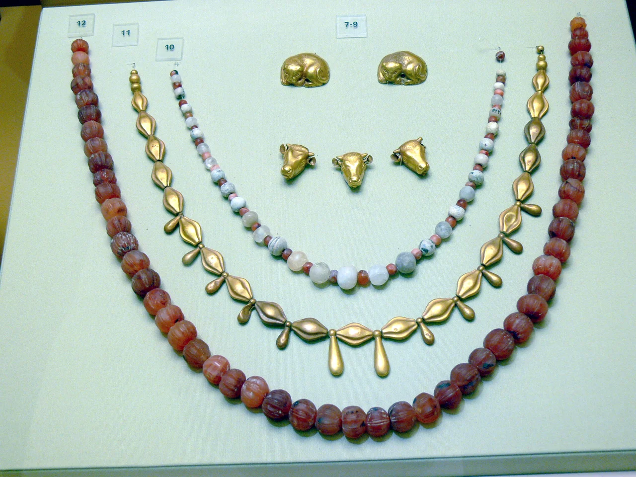 Archaeological Museum of Herakleion. Minoan jewellery.
