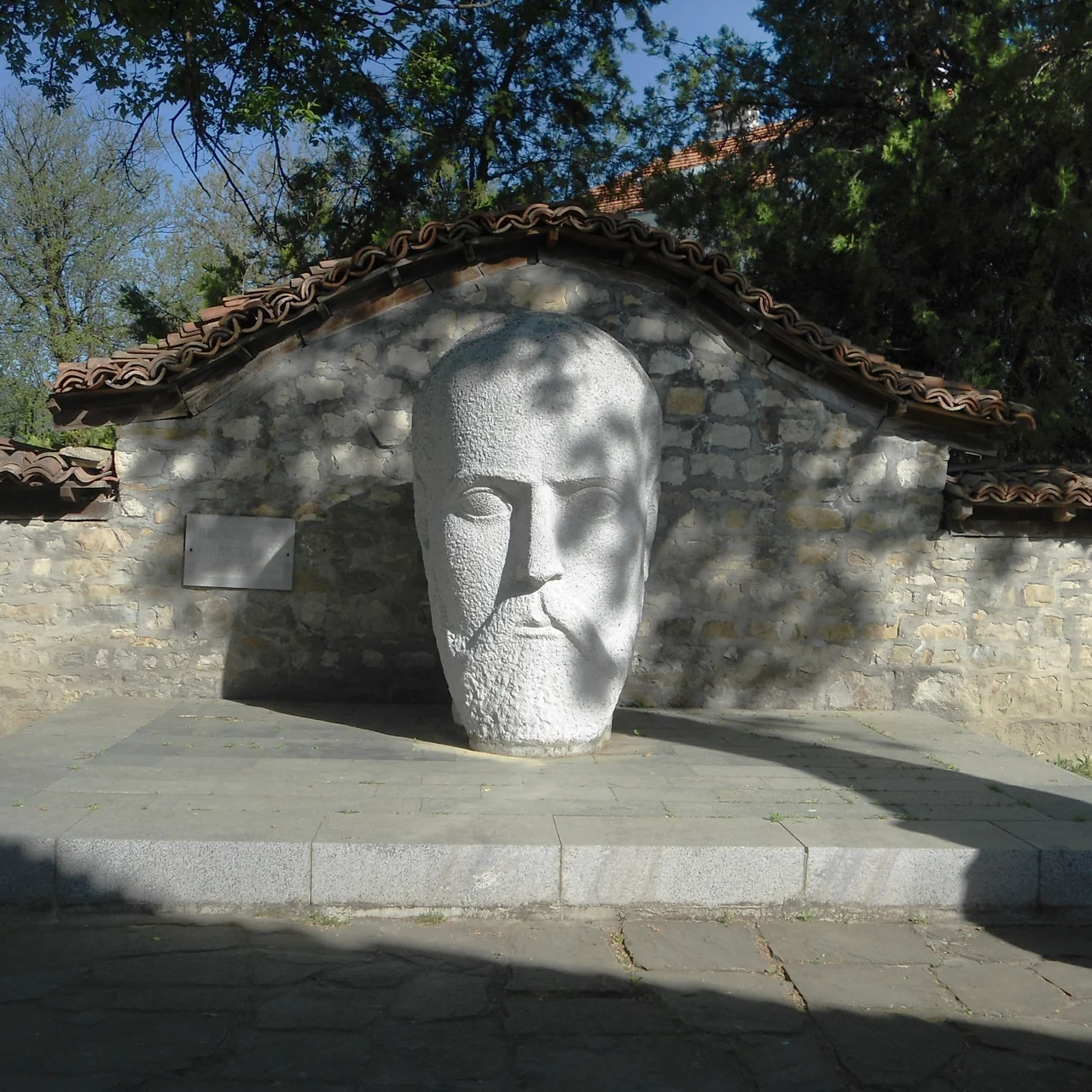 Паметник на Джанюариъс Алойшиъс Макгахан в гр. Елена