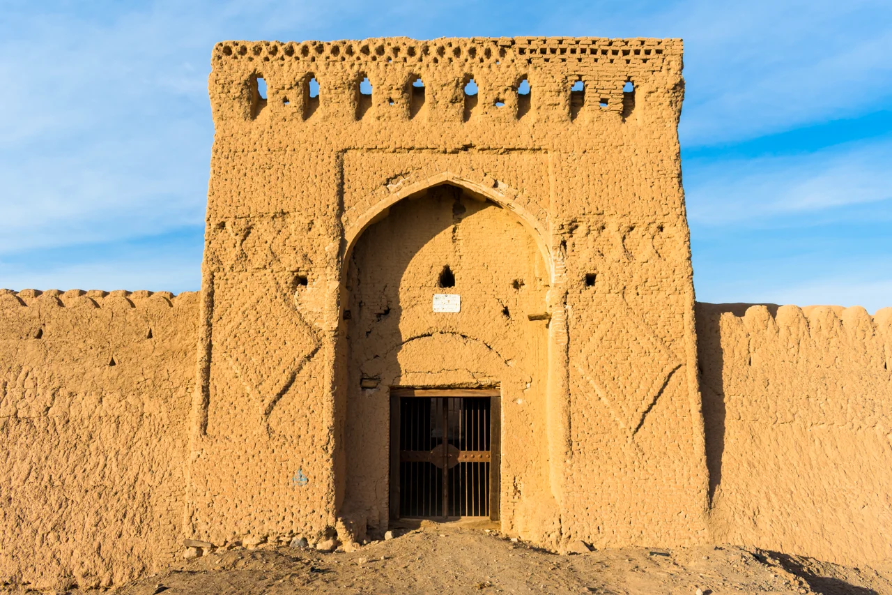 دیو قالاسی (قلعهٔ دیو) در شمال شرق مشگینشهر، مابین روستاهایی «قوزلو» و «کویج» و در ۵ کیلومتری روستای کویج قرار گرفتهاست. این قلعه در دامنهٔ کوه سبلان قرار دارد و از مسیر جادهٔ انار و قوزلو میتوان آن را بهتر دید. قلعه با سنگهای بزرگی بهابعاد ۶۰ سانتیمتر در ۲ متر و ۱۰ سانتیمتر بهشیوهٔ قلعههای اورارتوها بدون ملات ساختهشدهاست و دارای طبقات مختلف میباشد و قسمت بزرگی از آن از بین رفتهاست. این بنا طی شمارهٔ ۶۳۰ به ثبت آثار ملی رسیدهاست.