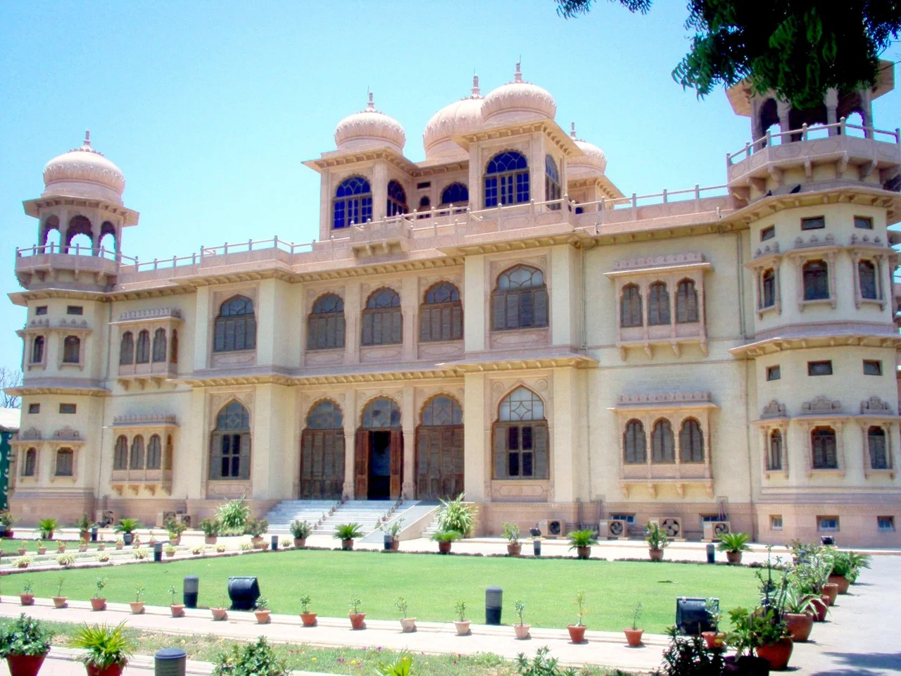 Summary
Description: A picture of the Mohatta Palace Museum in Karachi, Pakistan
Author/Source: took and edited this picture myself.