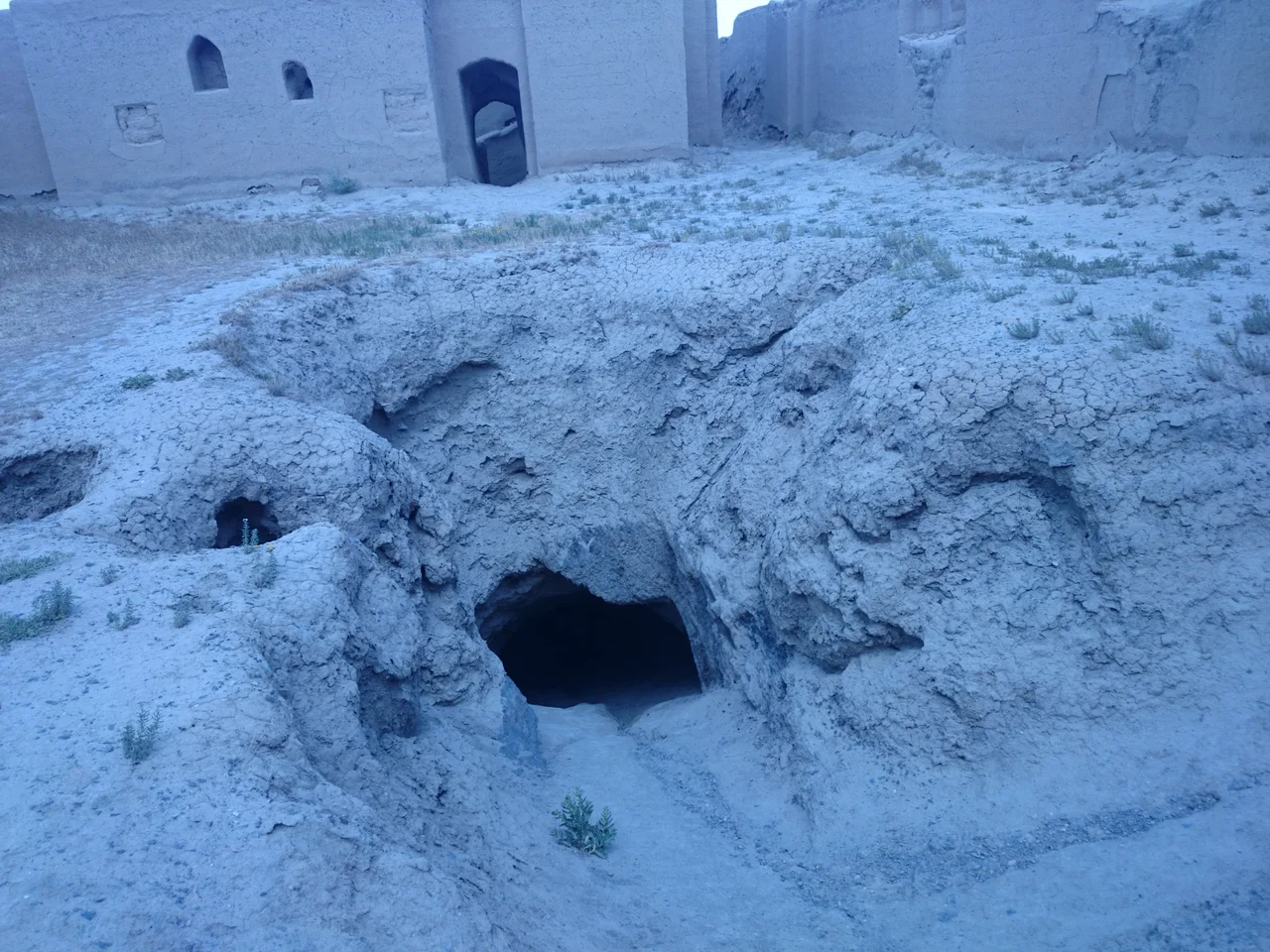 دیو قالاسی (قلعهٔ دیو) در شمال شرق مشگینشهر، مابین روستاهایی «قوزلو» و «کویج» و در ۵ کیلومتری روستای کویج قرار گرفتهاست. این قلعه در دامنهٔ کوه سبلان قرار دارد و از مسیر جادهٔ انار و قوزلو میتوان آن را بهتر دید. قلعه با سنگهای بزرگی بهابعاد ۶۰ سانتیمتر در ۲ متر و ۱۰ سانتیمتر بهشیوهٔ قلعههای اورارتوها بدون ملات ساختهشدهاست و دارای طبقات مختلف میباشد و قسمت بزرگی از آن از بین رفتهاست. این بنا طی شمارهٔ ۶۳۰ به ثبت آثار ملی رسیدهاست.