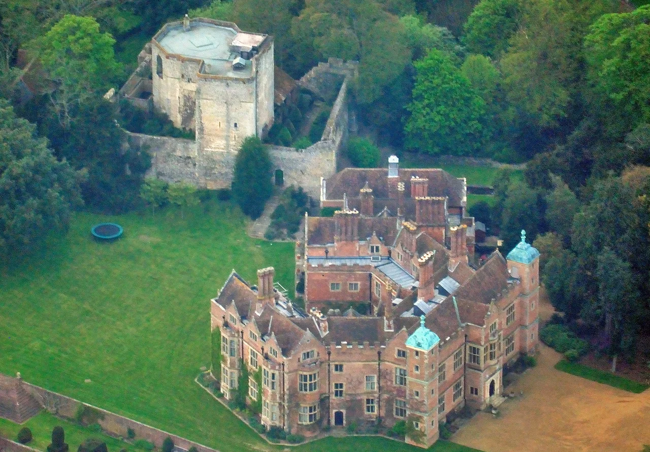 Aerial view of Chilham Castle (manor house and keep) at the village of Chilham (Kent, England). Nikon D60 f=200 f/5.6 at 1/1250s ISO 800. Processed using Nikon ViewNX 1.5.2 and GIMP 2.6.6.