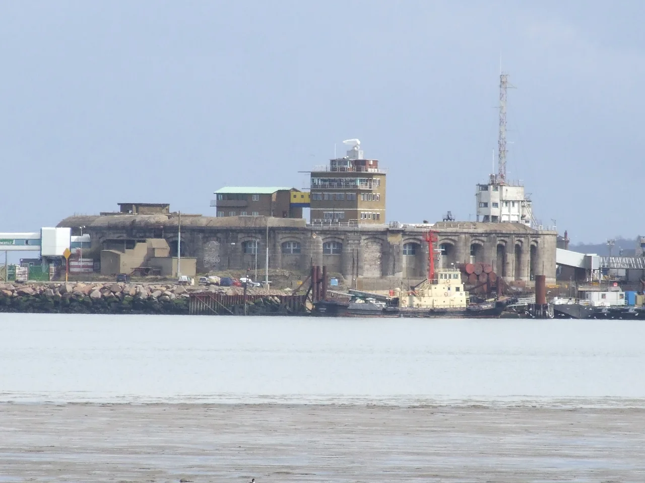 Grain, Kent in the civil parish of Isle of Grain, is a village on the Hoo Peninsula.
The fort at Garrison point, Sheerness from Grain, on the far bank of the River Medway.
Camera location51° 27′ 03.6″ N, 0° 43′ 21.72″ E View this and other nearby images on: OpenStreetMap 51.451000; 0.722700