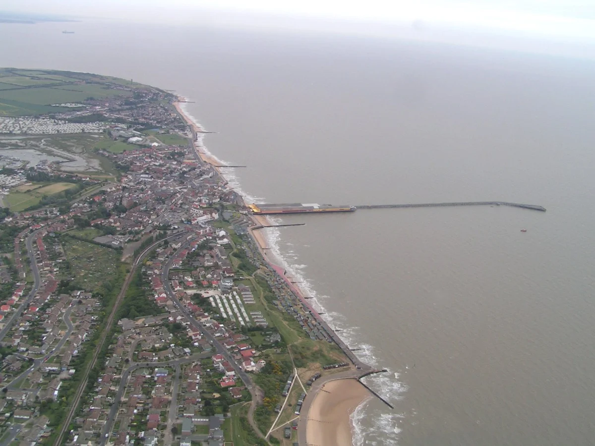 Walton-on-the-Naze sea-front and town center. Photo by sannse, 26 June 2004.