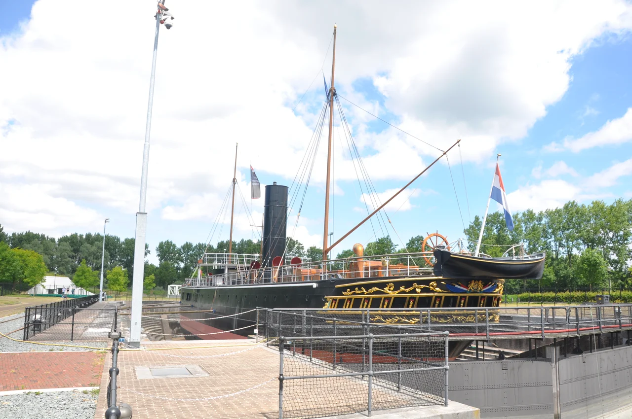 De BUFFEL uit 1868 in het Jan Blankendok in Hellevoetsluis.