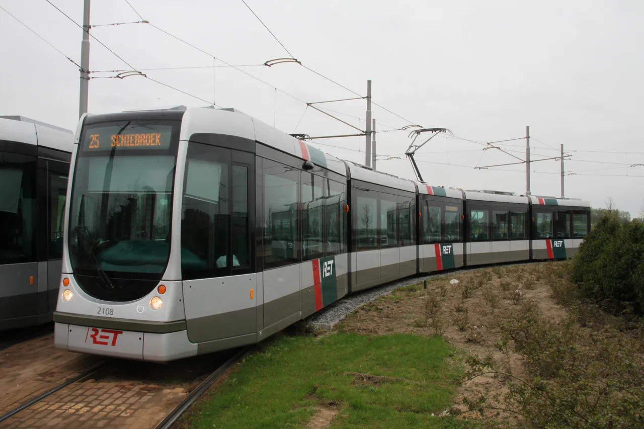 Foto van een Citadis in Rotterdam uit de 2100-serie.