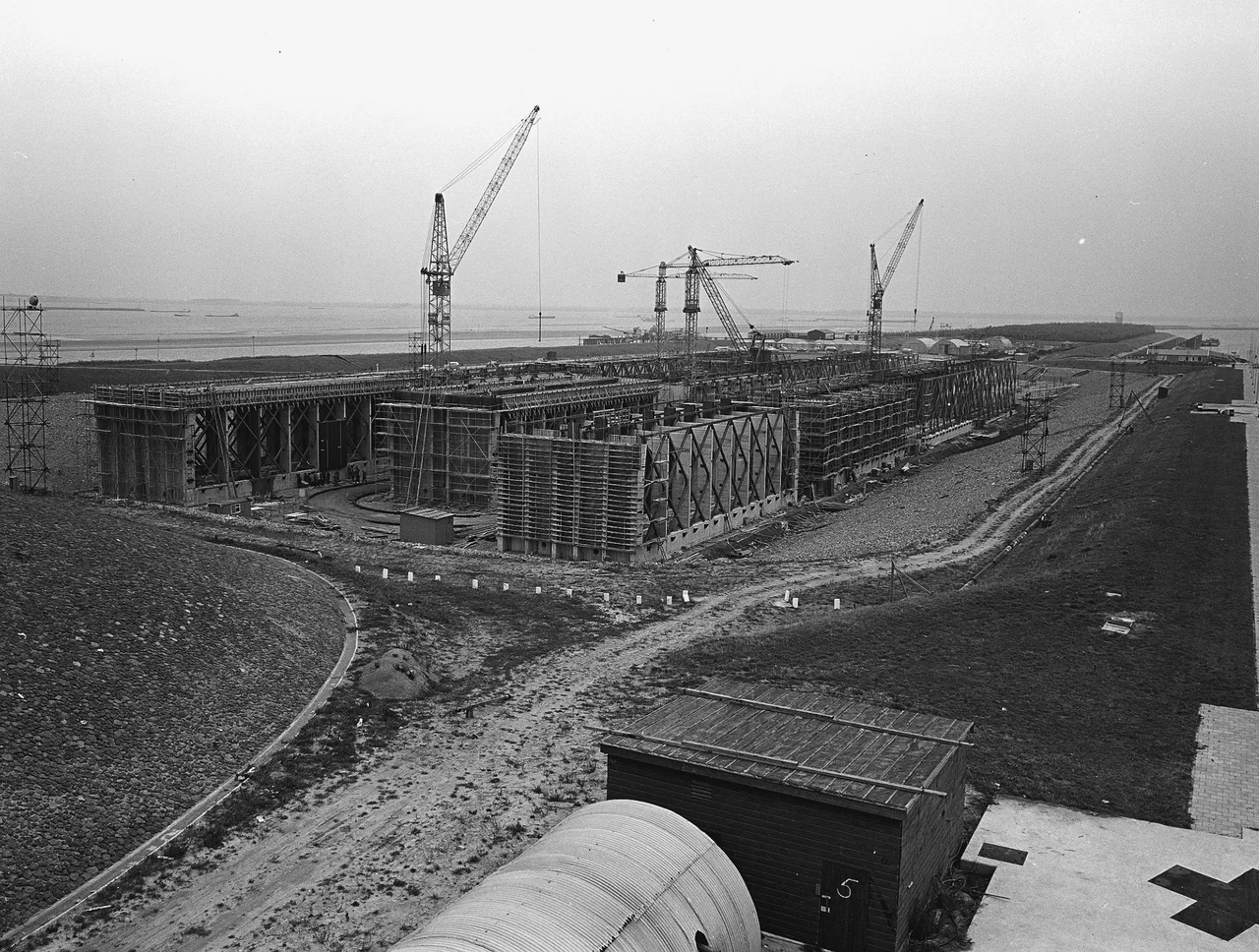 Bouw van doorlaatcaissons in het bouwdok te Willemstad ten behoeve van de sluiting van het Volkerak,