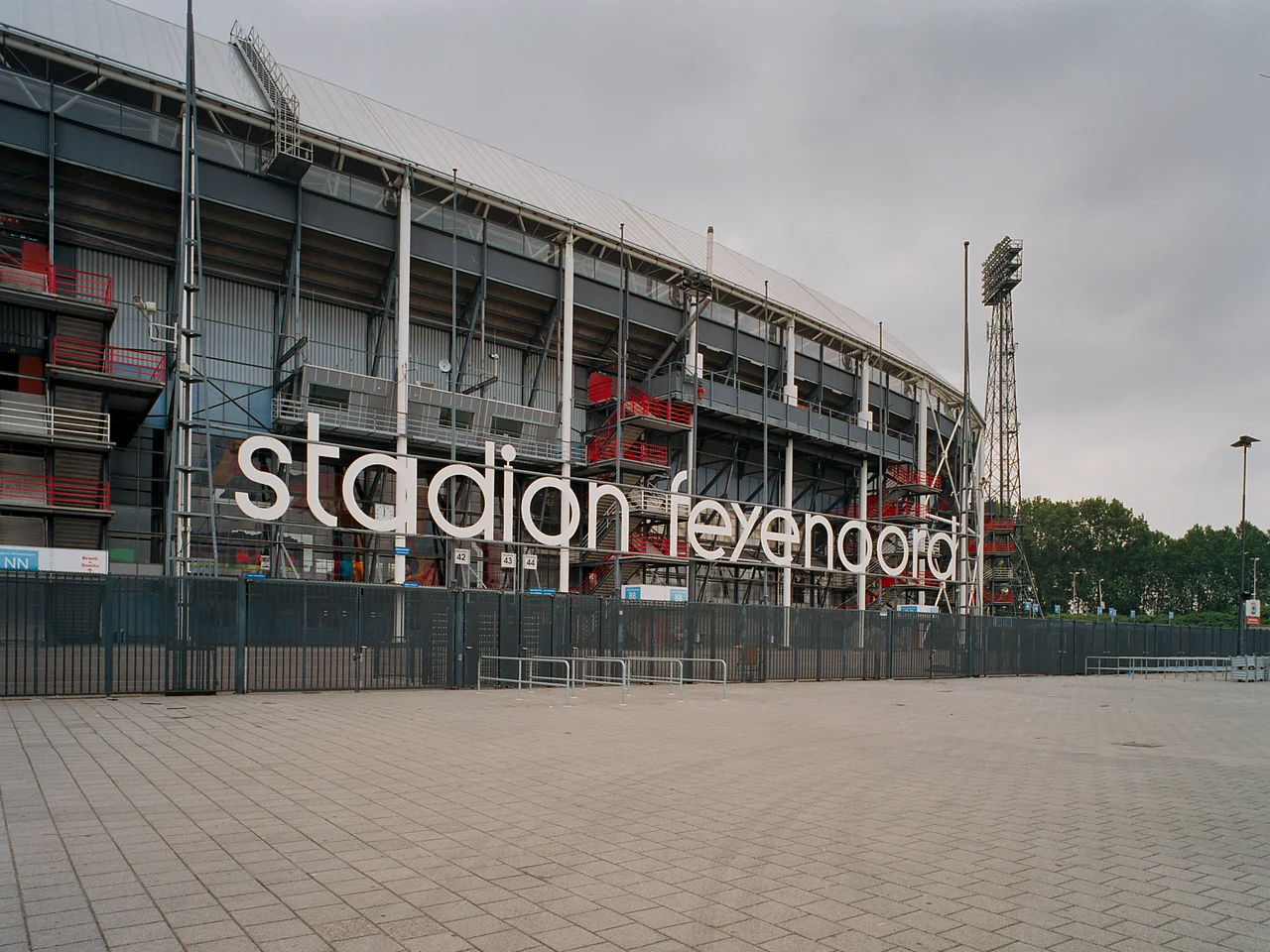 Stadion Feyenoord - voetbalstadion - De Kuip: Detail, belettering (opmerking: Gefotografeerd voor ANWB Monumentenboek)