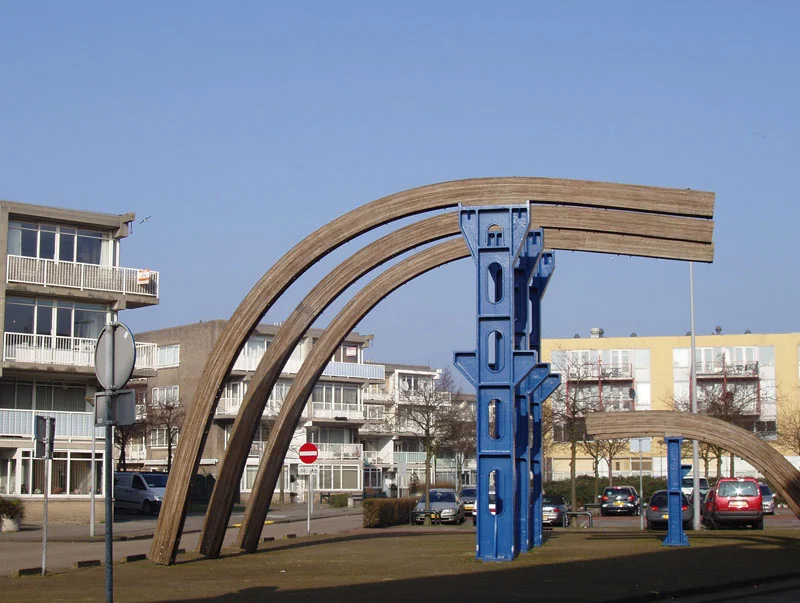 Het Dok met kunstwerk Monument voor de Scheepvaart en woongebouwen