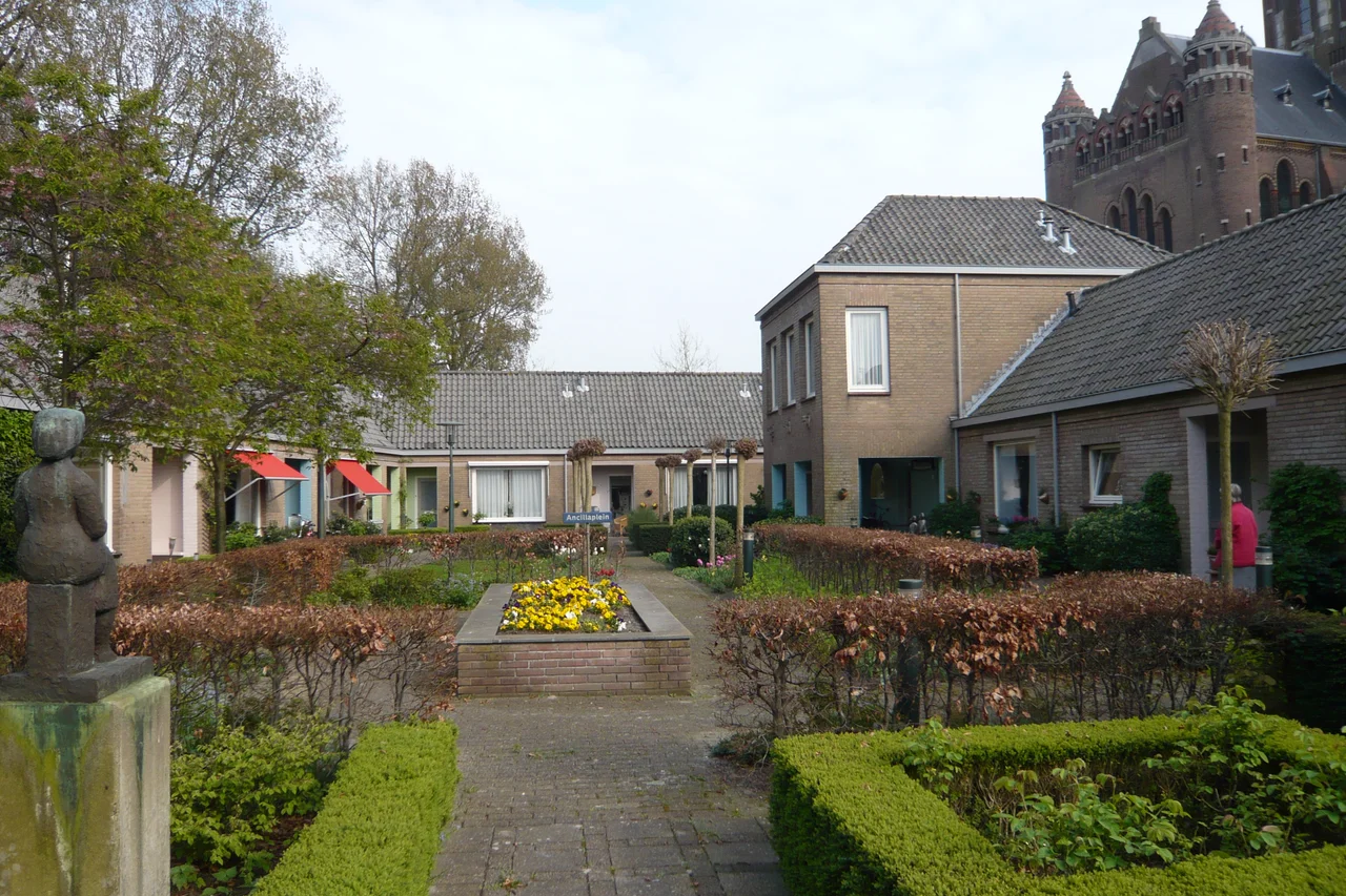 Garden of Hofje Codde en van Beresteyn, april 2009. On the right the Cathedral of St. Bavo can be seen.