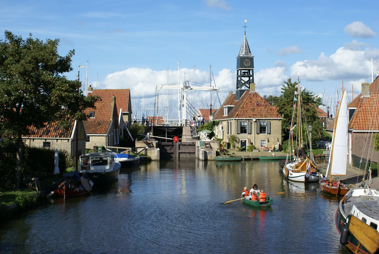 Hindeloopen,sluishuis gezien vanaf de Zijlroede
This is an image of rijksmonument number 18209Information from structured data:
location of creation: Súdwest-Fryslân→Friesland→Netherlands
depicts instance of: Schutsluis (Hindeloopen)→lock
This is an image of rijksmonument number 22191Information from structured data:
location of creation: Súdwest-Fryslân→Friesland→Netherlands
depicts instance of: Schutsluis (Hindeloopen)→lock