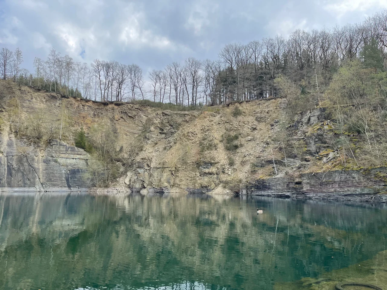 Steinbruch Schevenhütte im April 2021. Zu sehen ist der (komplett gefüllte) Restsee und die nordöstliche Abbaukante.