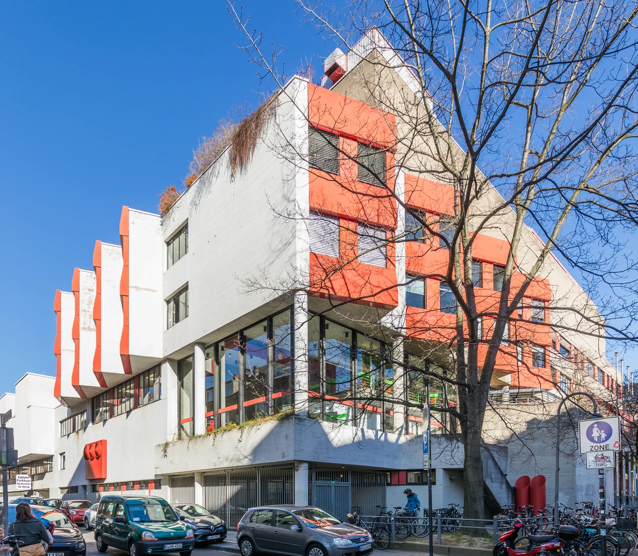 Hochschule für Musik und Tanz Köln. Ansicht von der Straße im Krahnenhof Ecke Unter Kahlenhause (rechts)