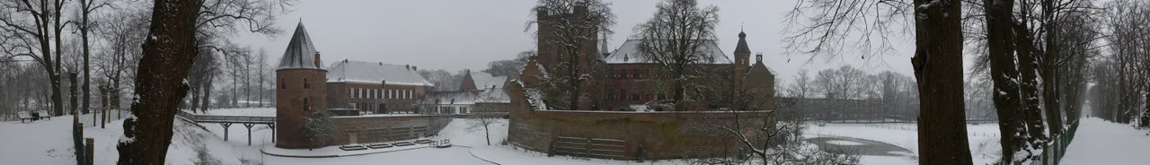 kasteel Huis Bergh te 's-Herenberg in de sneeuw.
panorama uit meeredere foto's