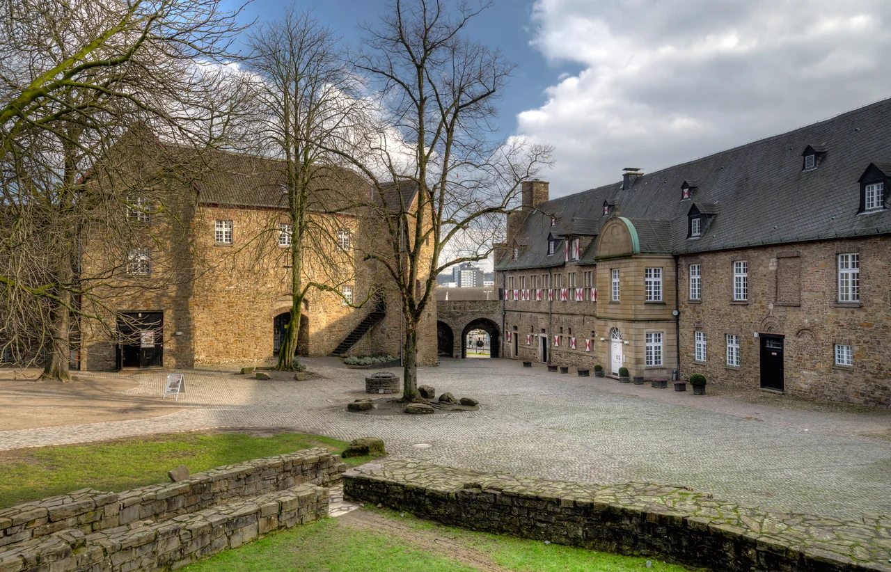 Interior courtyard of Schloss Broich / Broich Castle in Mülheim an der Ruhr. Left: "Hochschloss" (high castle) , right: west wing