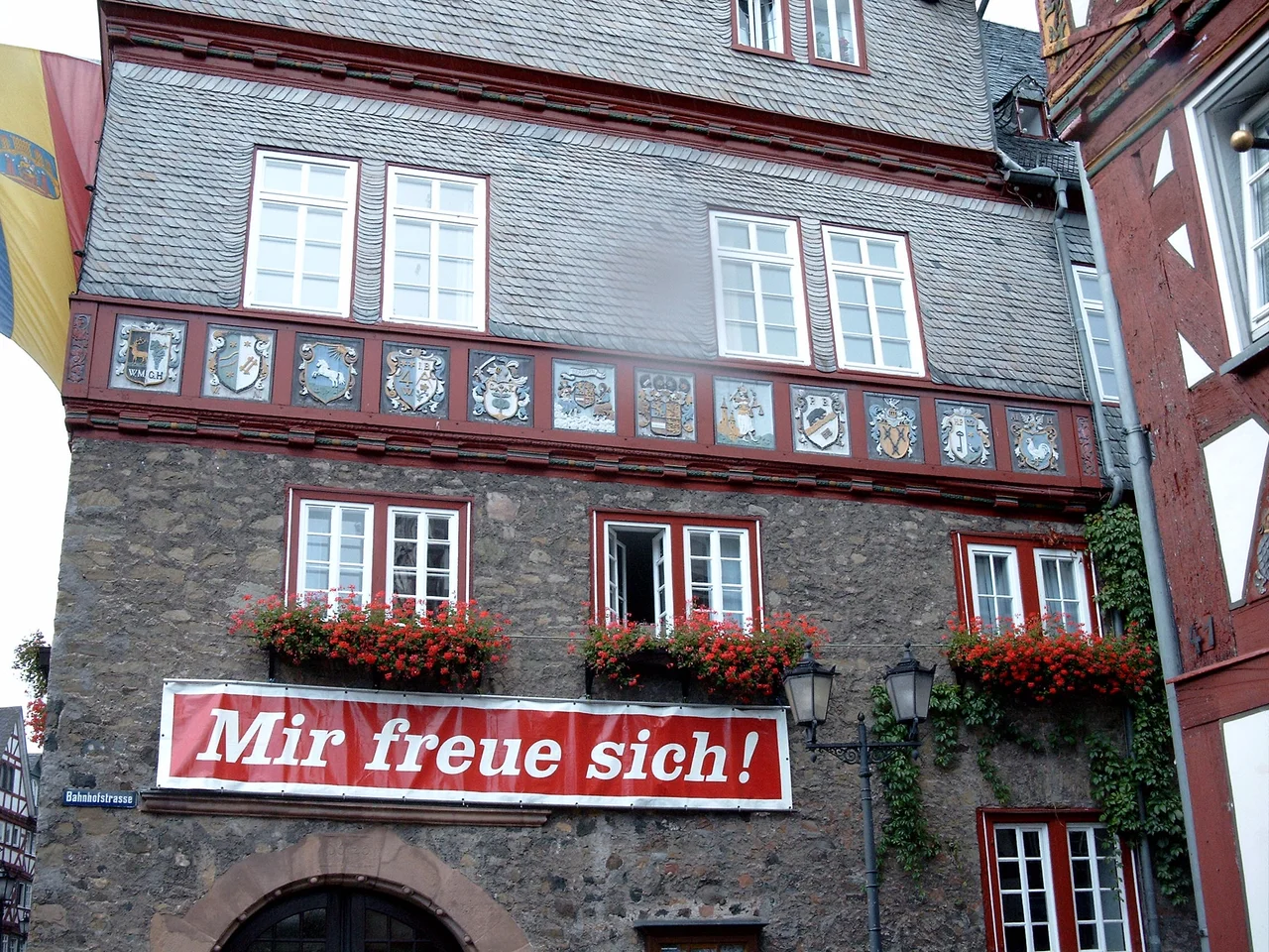 Herborn, Rathaus mit Wappenfries
Die Fahne und das typisch hessische Transparent "Mir freue sich" wurden anlässlich eines Festes angebracht.
Fotografiert von Thomas Porombka