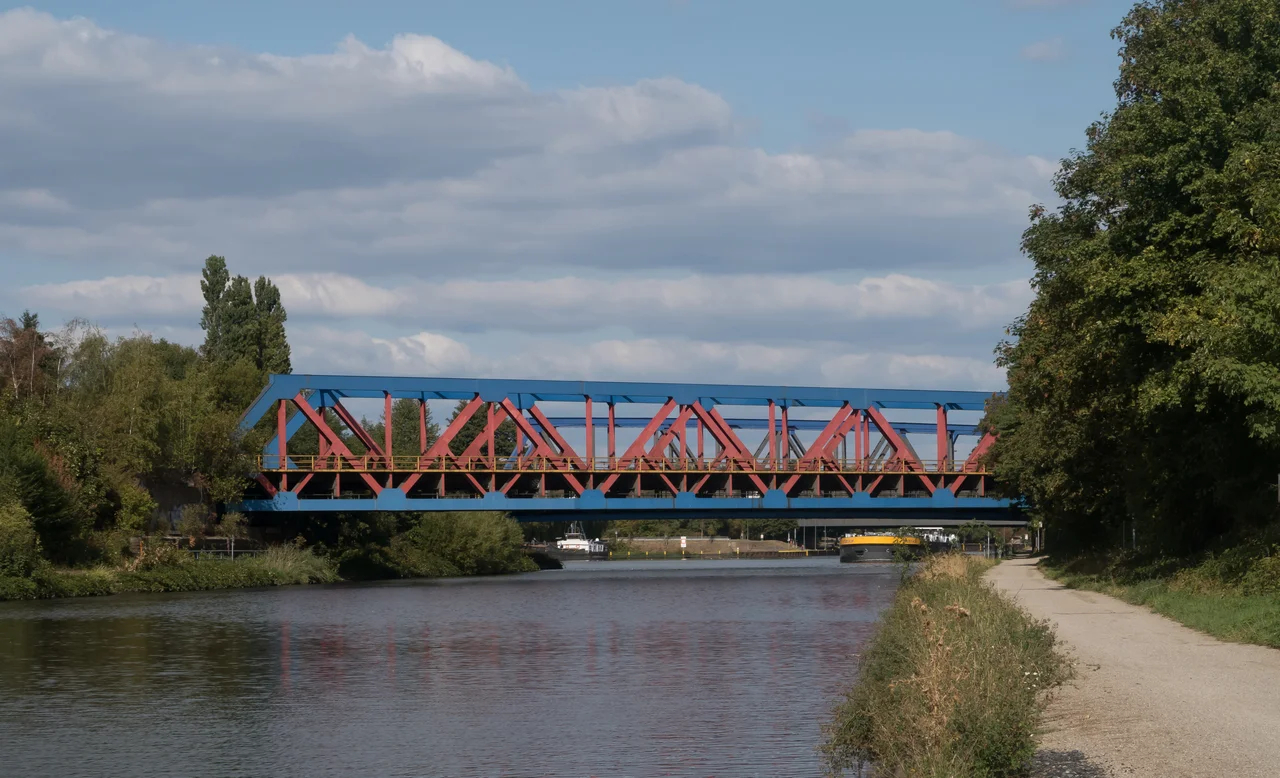 Oberhausen, the railway bridge at the Essen-Steeler Strasse over the Rhine Herne Canal