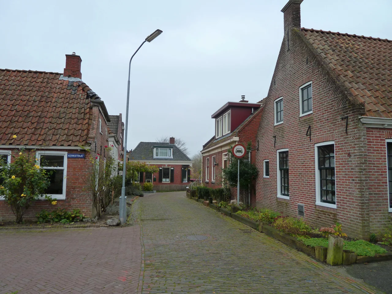 Gezicht op de Vissersstraat, een laatste restant van het oude centrum van Zoutkamp dat verder bijna volledig werd gesloopt tijdens een grote sanering door de gemeente Ulrum (nu gemeente De Marne) en deels overgebracht naar het Zuiderzeemuseum in Enkhuizen. Het huis links draagt het jaartal 1773 in de muurankers (niet goed zichtbaar), het huis rechts 1747.