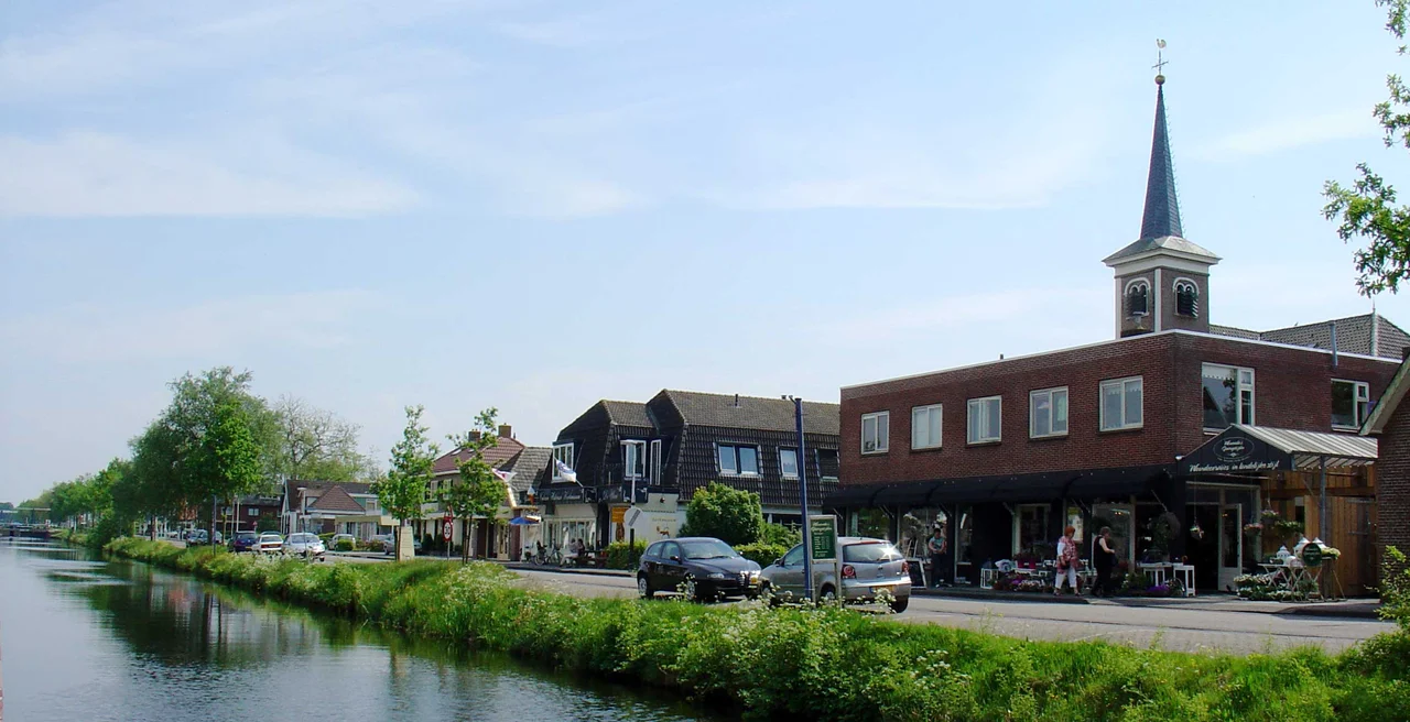 Appelscha met kerk aan de Opsterlandse Compagnonsvaart