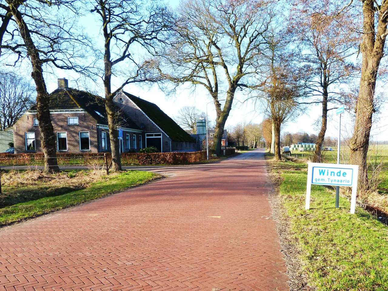 Naambordje van Winde (Tynaarlo, Drenthe, Nederland) met links een boerderij. Gezien vanaf de richting Bunne.