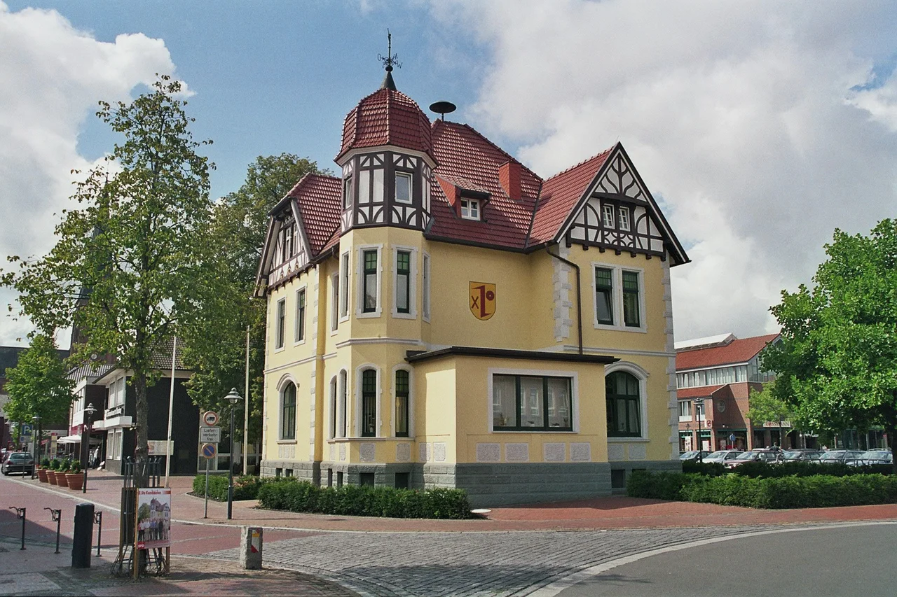 Dieses ist das Rathaus in Dinklage, ehemals auch als „Villa Dr. Meyer“ bekannt gewesen. Die Aufnahme entstand im August 2006 mit einer analogen Spiegelreflex-Kamera, ich habe sie selber gemacht.