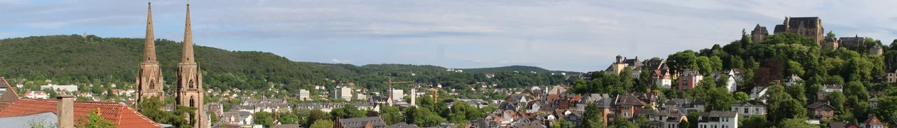 Panorama ins Ketzerbach- und Lahntal. Links die Elisabethkirche, rechts das Schloss