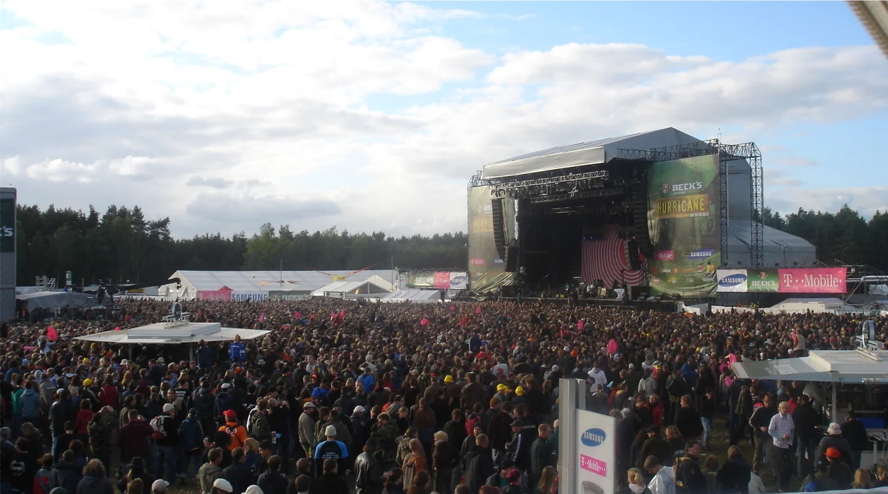 Die Green Stage auf dem Hurricane 2005. Es spielen gerade die Beatsteaks. Aufgenommen wurde das Ganze in der Minute in der das Samsung Zelt kurz geöffnet wurde.