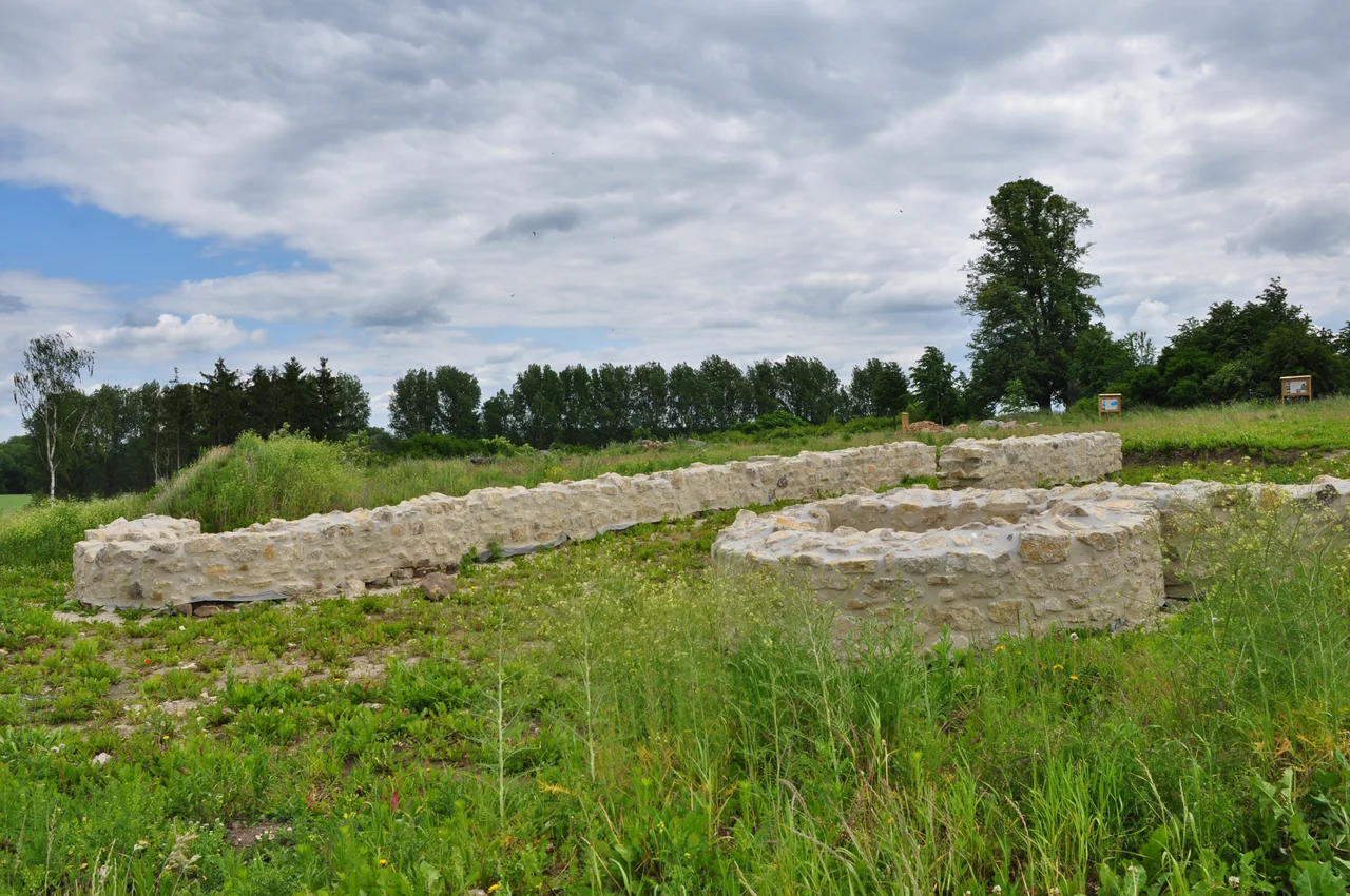 Aufgemauerte Fundamente des Nordtors der Kernburg der Königspfalz Werla. Schladen-Werla, Niedersachsen, Deutschland.