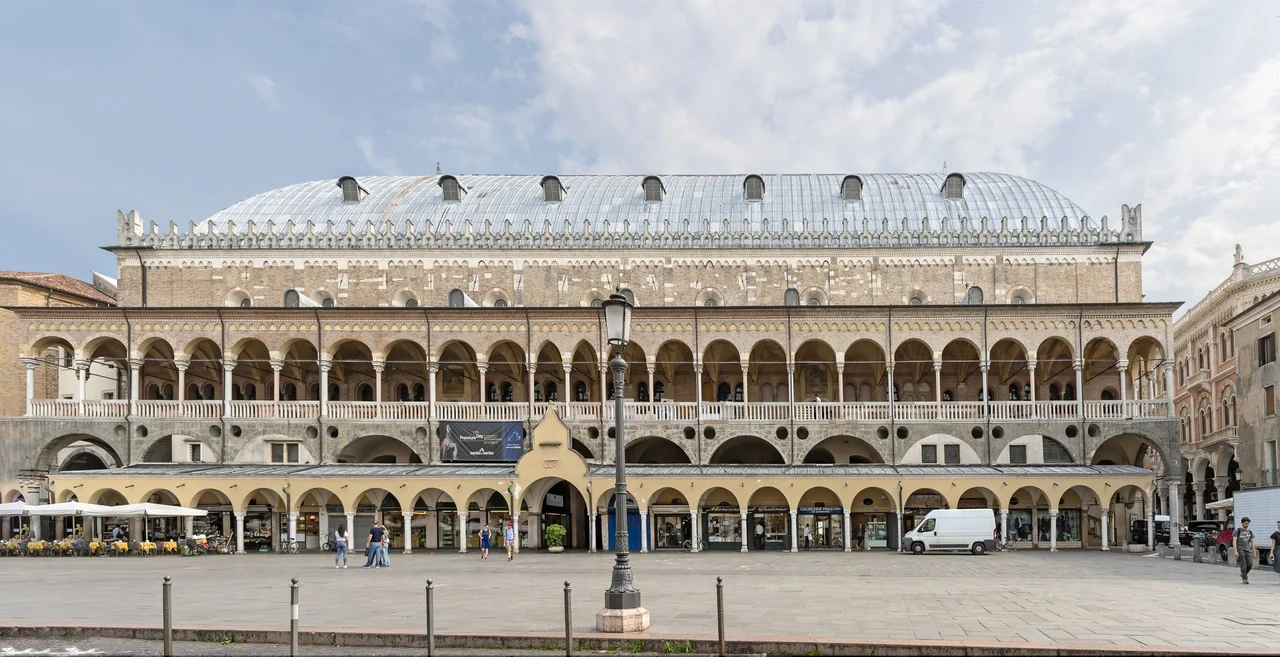 Palazzo della Ragione, Padua (1172–1219) : The Palace of the Reason of Padua is the old seat of the administration and the courts of the city. View from Piazza della Frutta.