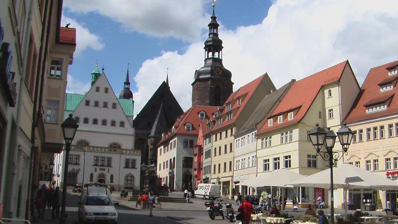 Der Marktplatz der Lutherstadt Eisleben, in seiner Mitte steht ein Standbild von Martin Luther.