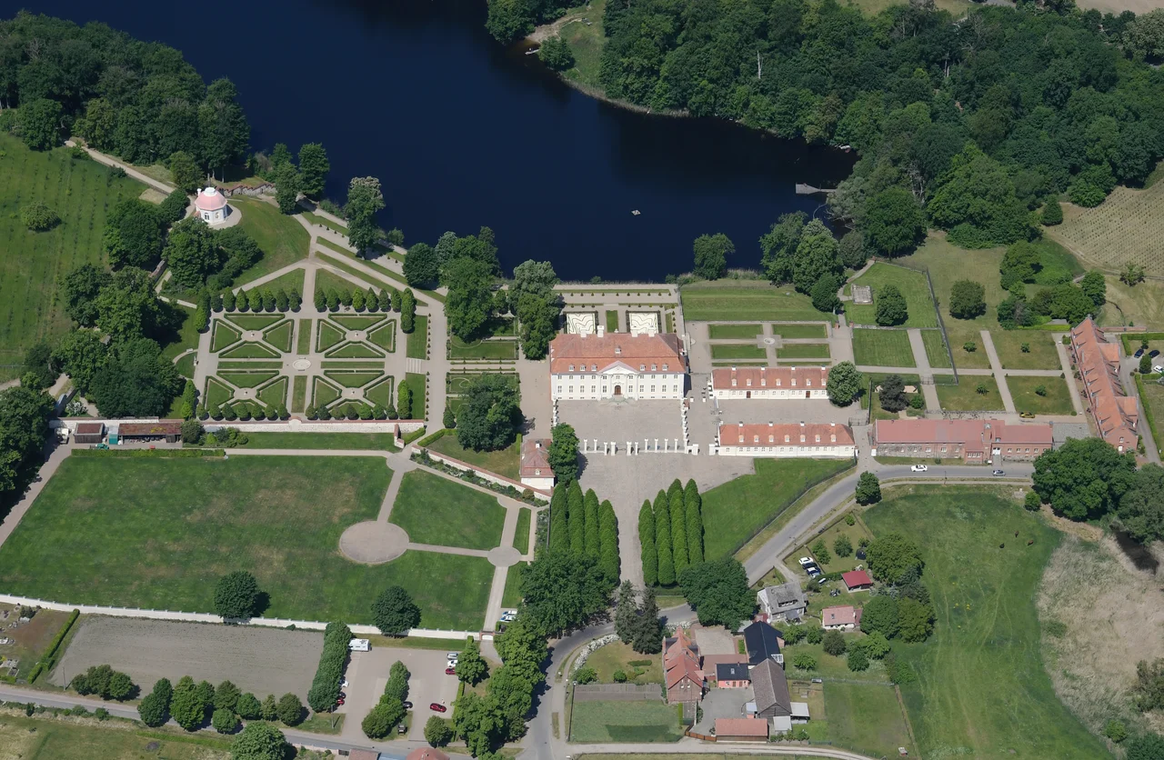 Aerial image of Schloss Meseberg (view from the southeast)