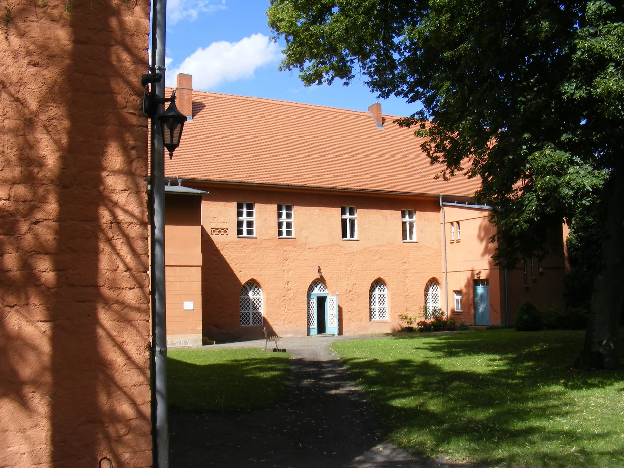 Kloster Zehdenick, Blick auf den Nordflügel mit Kreuzgang