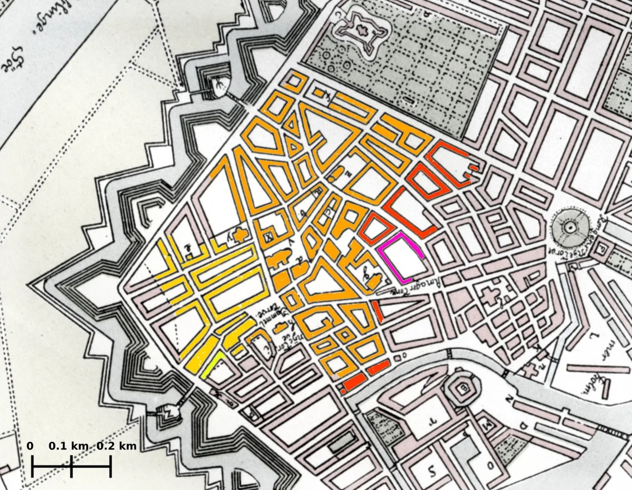 The progress of the Copenhagen Fire of 1728. 

The extent of the approximate area affected by fire by 8 p.m. on Wednesday October 20, 1728 is in bright yellow, the approximate area affected by midnight on Wednesday in yellow, the approximate area affected by midnight on Thursday in orange, the approximate area affected by midnight on Friday in red and the area affected by Saturday is shown in purple.
