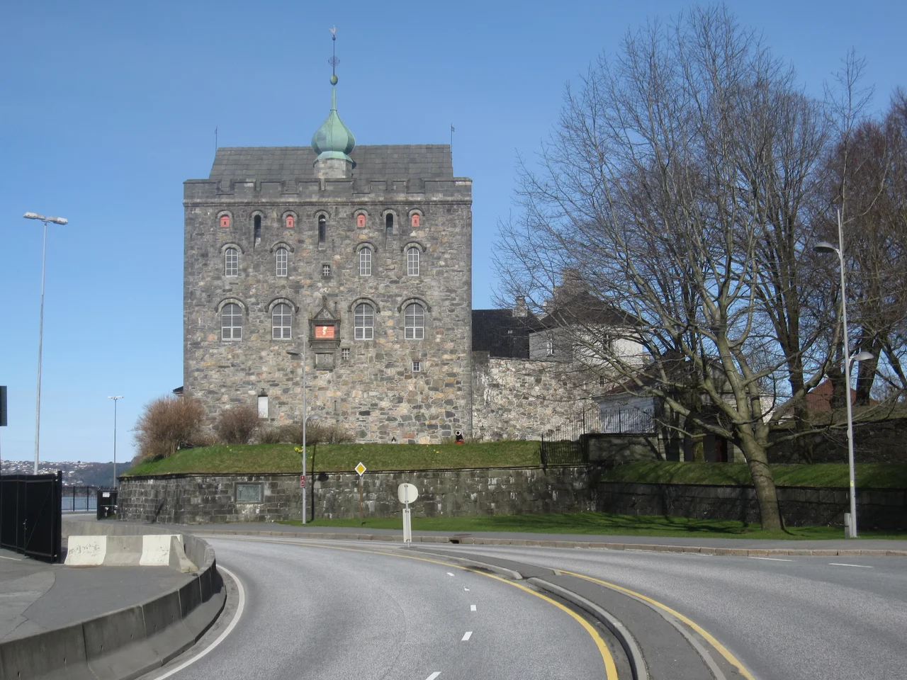 Rosenkrantztårnet (The Rosenkrantz Tower) is a prominent building in Bergenhus Festning, this view is from outside the fortress.
The tower derives its name from governor Erik Rosenkrantz (1519-1575). It was during his administration the tower received its present shape. The oldest part of the building, however, is made up of a medieval tower, known as the "Keep by the Sea", built by King Magnus IV Håkonsson (aka Magnus the Lawmender) in the 1270s as part of the royal castle in Bergen.
The keep was extensively modified and expanded in the 1560s by Scottish stonemasons and architects in the service of Erik Rosenkrantz. Rosenkrantz' building contained dungeons on the ground floor, residential rooms for the governor higher up and positions for cannons on the top floor. In the 1740s, the tower was converted to a magazine for gunpowder, a function it served until the 1930s. The whole building has been open to the general public since 1966. Today, the tower serves primarily as a tourist attraction.