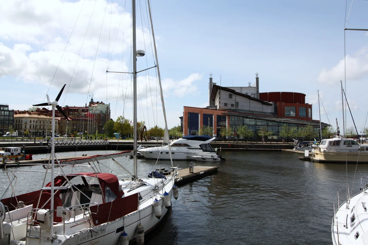 Göteborg, Sweden
Canon EOS 1000D
EF-S10-18mm f/4.5-5.6 IS STM
ƒ/11.0 18.0 mm 1/160 ISO 100