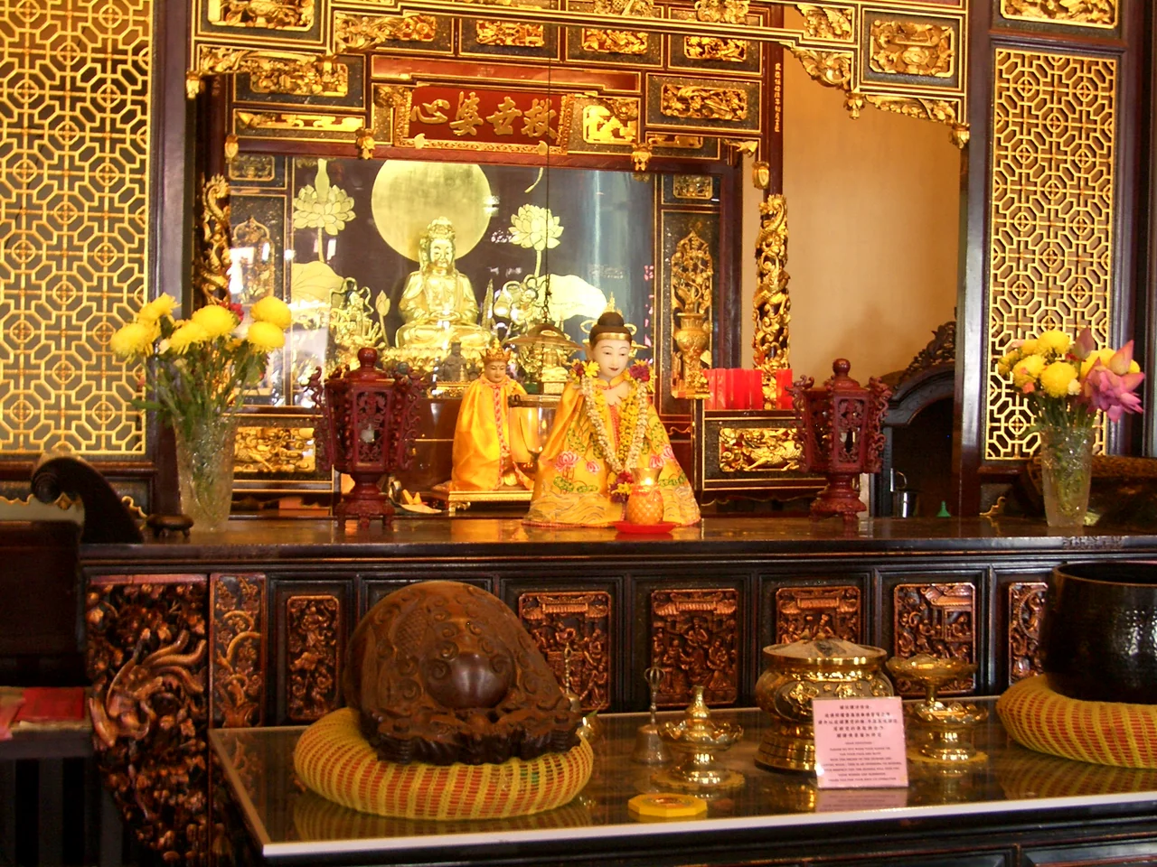 In and around Cheng Hoon Teng (Pinyin: Qing Yun Ting) Temple, a small Buddhist temple located at 25 Jalan Tokong (25 Tokong Ave) in Melaka's Chinatown (Baru Cina)