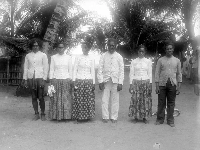 Negatief. Deze foto is gemaakt tijdens de Wichmann Expeditie Noord-Nieuw-Guinea van 1903.. Oorspronkelijke bewoners van het eiland Mapia