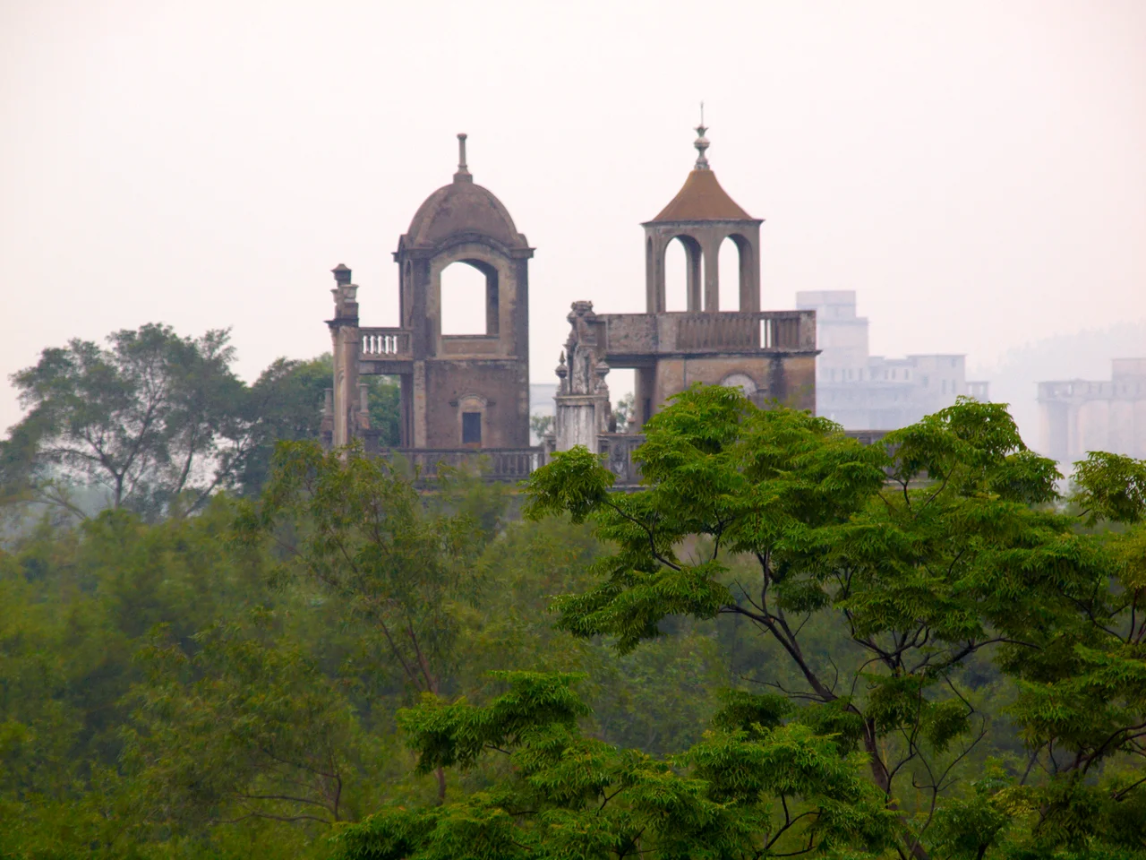 The Majianglong village cluster is surrounded by bamboo woods, with the broad, clear, sparkling Tanjiang River in front.
