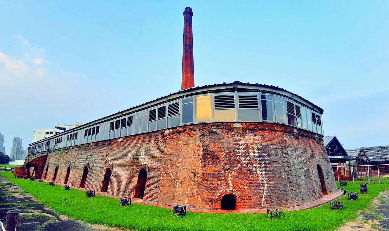 The former Tangrong Brick Kiln at Sankuaicuo was originally a tile factory which was established in 1899 by the Japanese. It was the first brick kiln in the Dagou area. The latest technology was then introduced to this kiln and after two decades or so, the kiln's Brick production accounted for about 70% in the industry in Taiwan.
Almost all bricks used in important projects in southern Taiwan, such as the Kaohsiung City Hall, the Women Patriots ' Club House, Wude Temple at Hamasen, and Wude Temple at Cishan, were supplied by this kiln because the trademark of TR spoke for its guaranteed quality.

After the war, the Taiwan Renga first turned into a state-owned factory and then was sold to Tangrong Ironworks, a private company. However, after the company's financial crisis in 1957, the Ministry of Economic Affairs acquired the factory. As technology evolved and The market shifted, Tangrong invested in new production methods so that it could produce heat-resistant bricks which were a critical industrial material. during the period of rapid economic growth, this kiln brought in lucrative profits for Tangrong, but, eventually, the entire kiln Was shut down in 1985. This was due to rising labor costs and environmentalism, but its administrative office continued to operate until 2002.