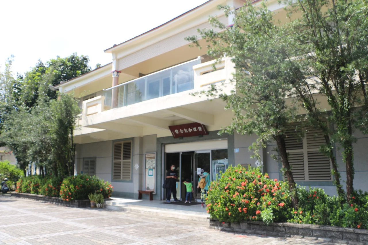 位於高雄市美濃區尖山山麓,黃蝶翠谷與朝元寺入口附近的鍾理和文學紀念館。主要是為了紀念出身六堆的客家籍文學家鍾理和,館旁設有台灣文學家步道。