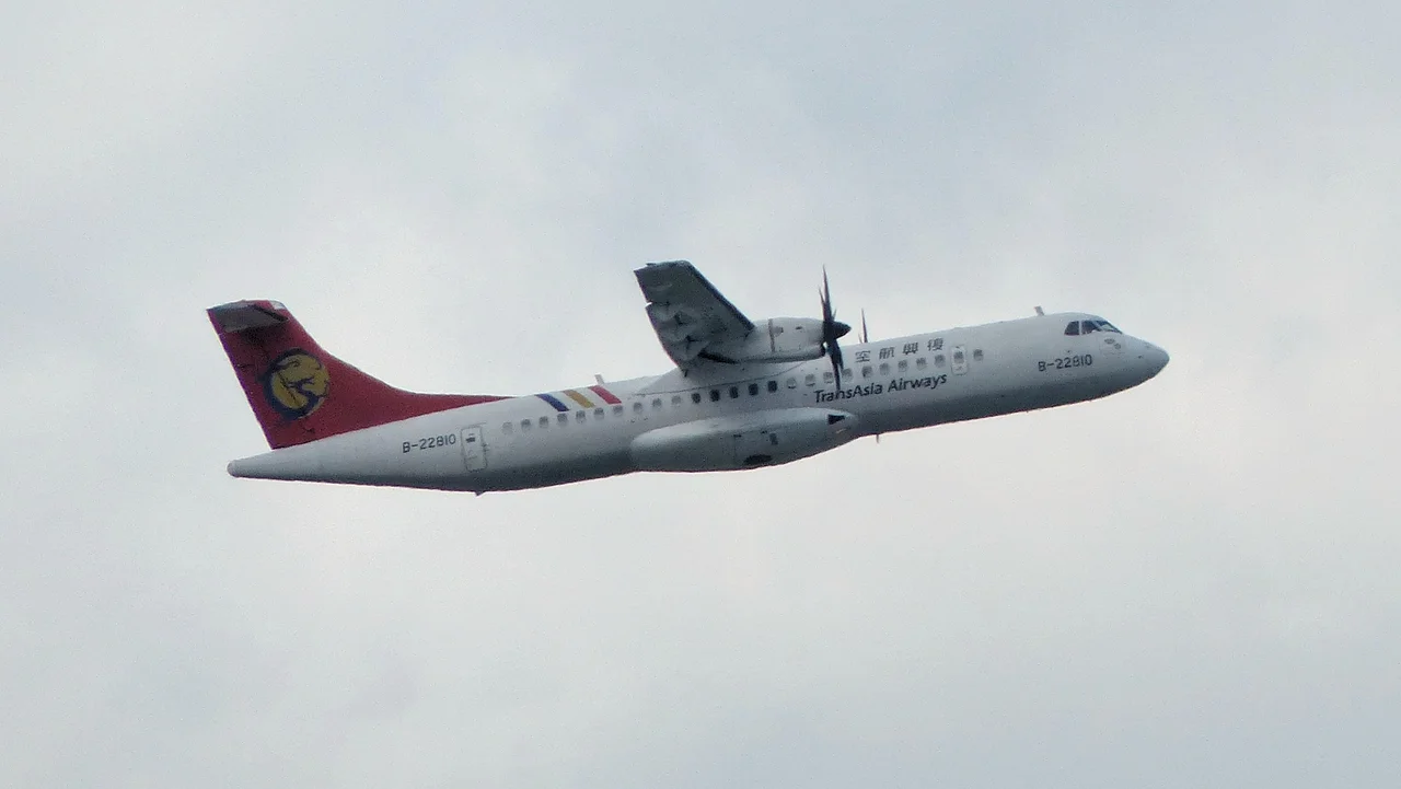 臺北松山機場起飛爬升的復興航空ATR 72-500 B-22810。