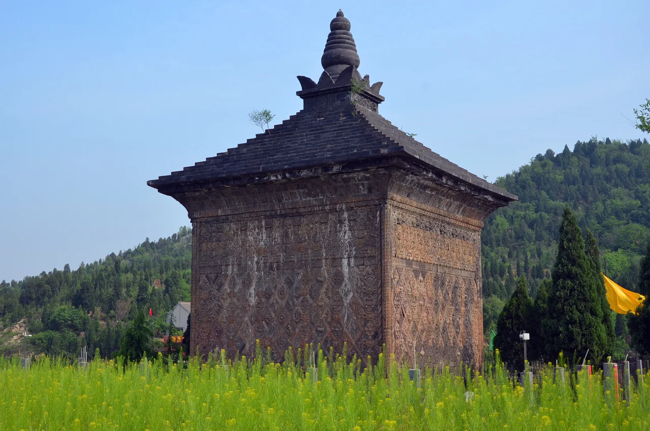 安陽修定寺塔為唐朝修定寺僅存的建築,出自該塔的數塊磚雕描繪胡騰舞者的形象,顯然受到中亞-西域文化的影響。