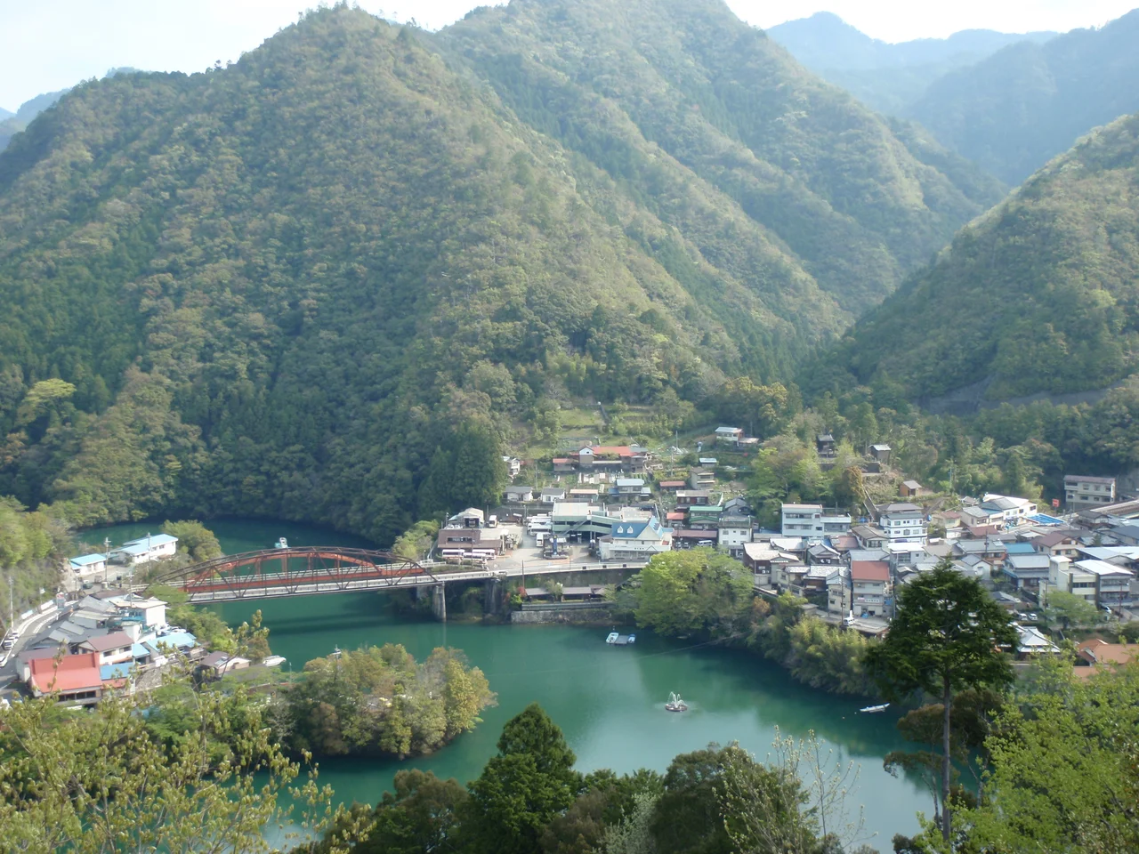 十津川温泉街中心部。二津野湖対岸より撮影。