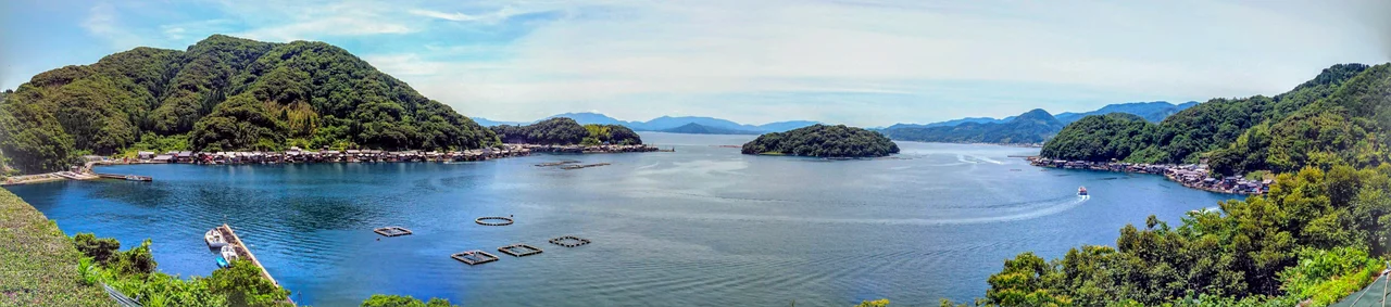 京都府与謝郡伊根町にある伊根湾全景。伊根湾(伊根浦)沿いに舟屋が立ち並ぶ。