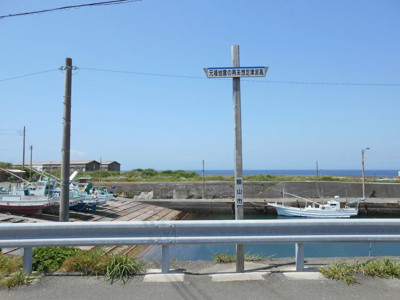 「元禄地震の再来想定津波高」標識。千葉県館山市布良、2015年5月8日撮影。